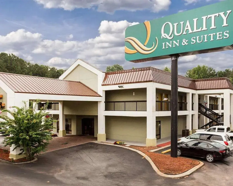 Quality Inn & Suites At Six Flags