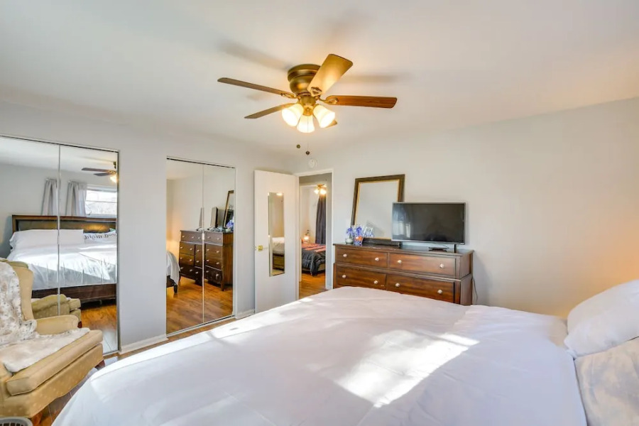 Country Club Hills Home: Walk to Rec Center!