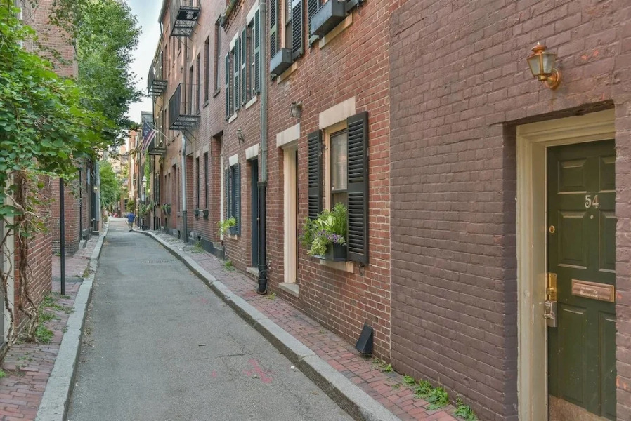 Spacious 1 BR Apt in Beacon Hill by Domio