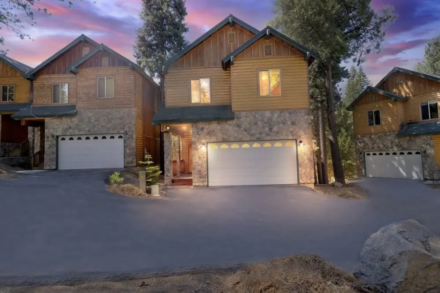 Spacious 4br/3ba. Continuous hot Water Tank! 4 Bedroom Home by Redawning