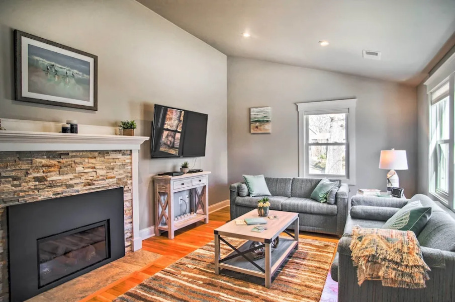 Walk to Shore: Updated Buzzards Bay Cottage!