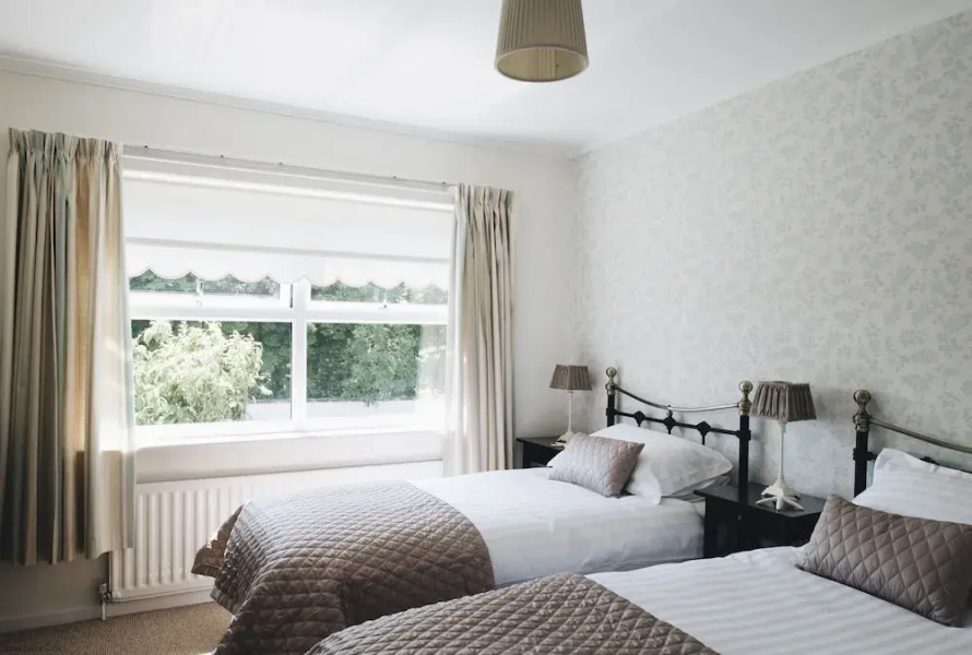 Portrush - Hope Cottage - sleeps 5 guests  in 3 bedrooms