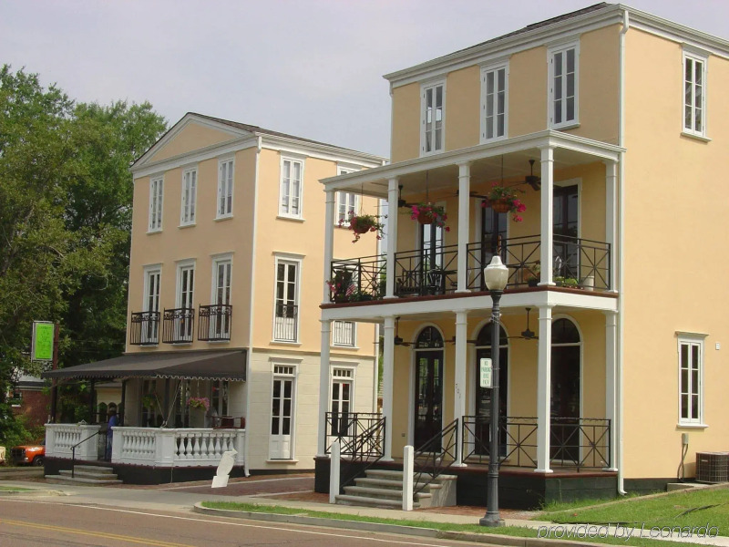 Russell Inn & Suites