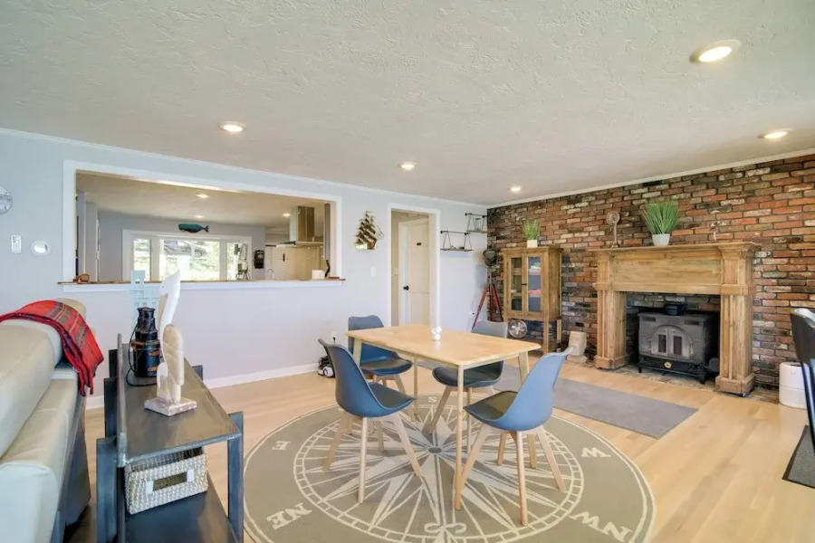 Bayfront Home w/ Deck - 4 Mi to Downtown Plymouth!