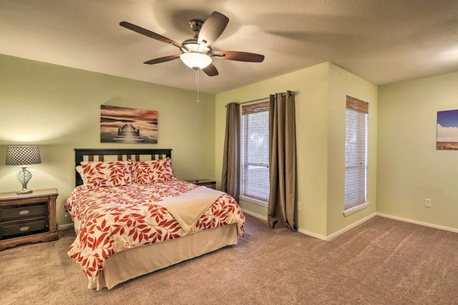 Granbury Getaway w/ Lake Views: 2 Mi to Downtown!