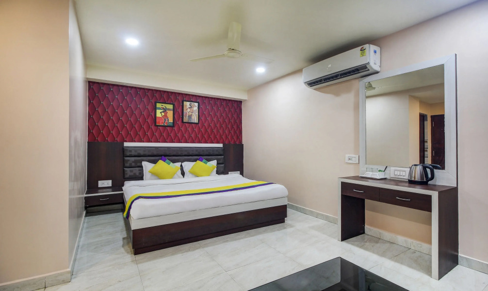 Itsy by Treebo - Golden Fiesta