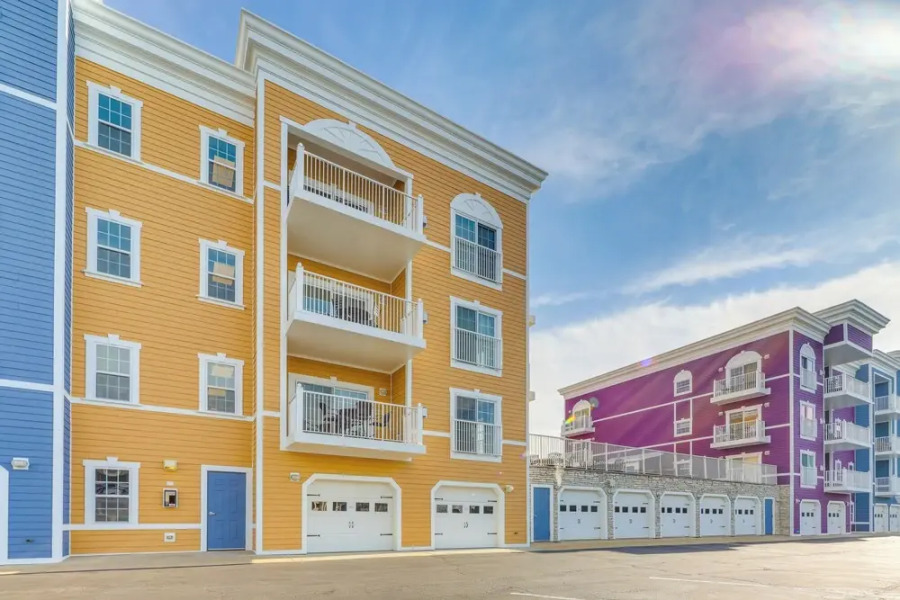 Charming New Buffalo Condo: Walk to Lake Michigan!