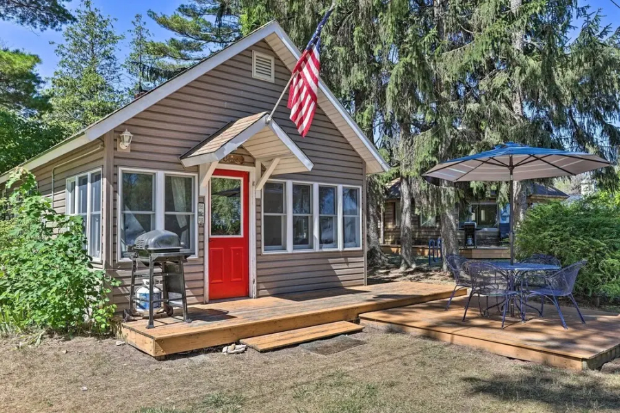 Suttons Bay 'bayview Cottage' w/ Deck & Gas Grill!