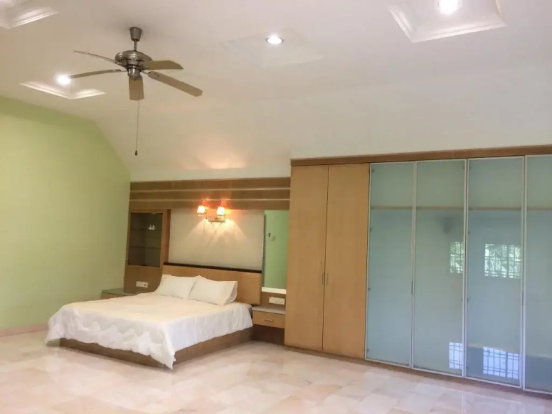 I-Holiday House