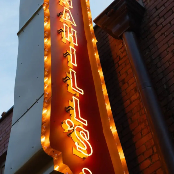 Stockyards- 4min Pet Friendly 3BR Luxe Gem