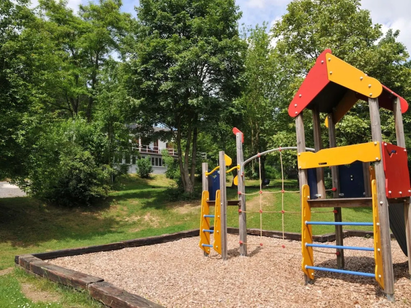 Cozy, Carefully Furnished Bungalow Near the Maas