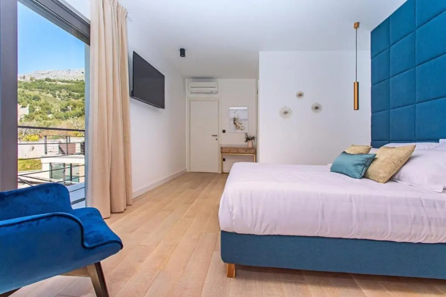 Luxury VILLA CECILIA with 4 en-suite bedrooms located 250m from the beach in Podstrana, max 8 people