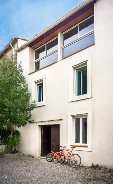 Belle Et Grande Maison de Village Au Bord de L'eau