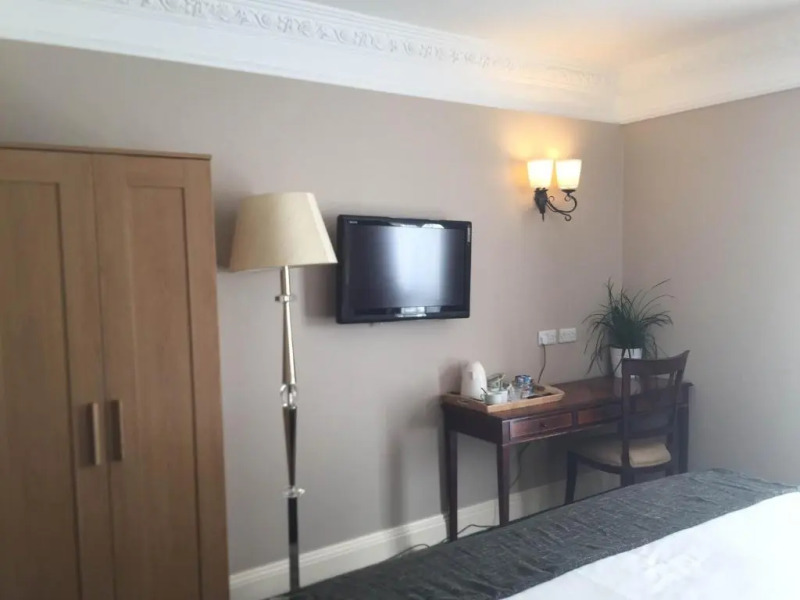 Royal Hotel, Bar & Grill