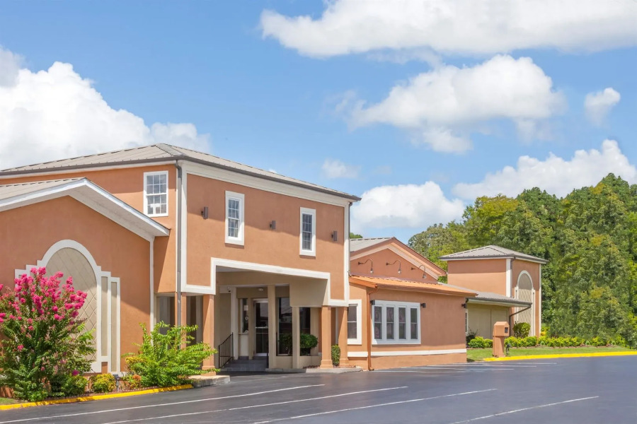 Lake View Inn & Suites