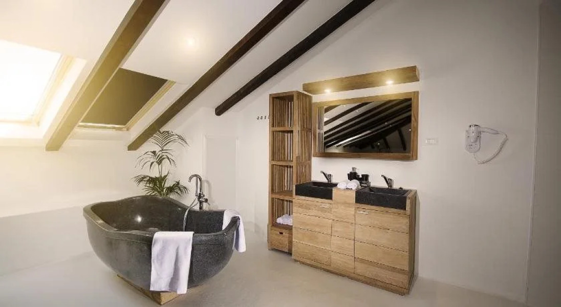 Dolphin Suites Hotel