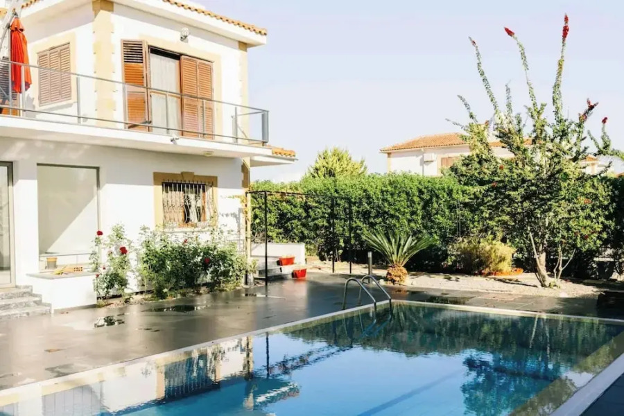 Villa for 9 Guests, Pool, Parking, Walk to Beach