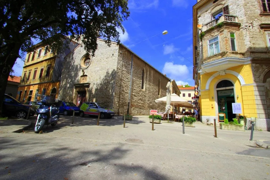 Top Center Rooms & Studio