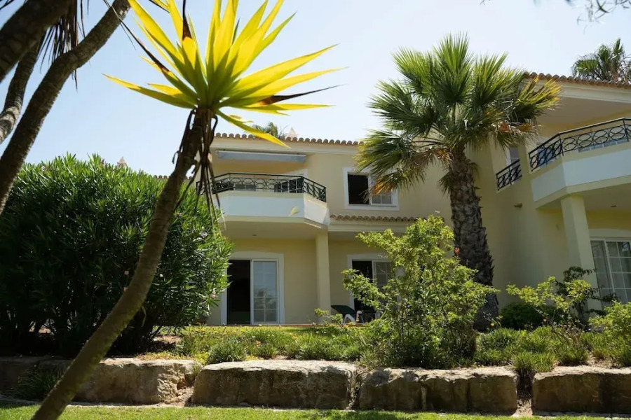 49 Presa da Moura Superbly 2 Bed Townhouse Clos