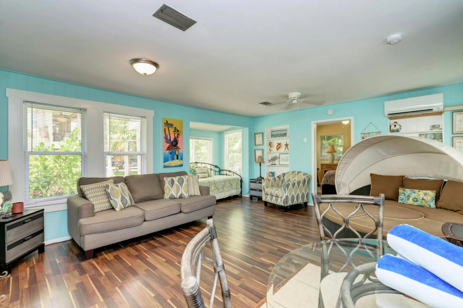 Cottage Haven-one Minute Walk To The Beach-private Yards-keyless Locks