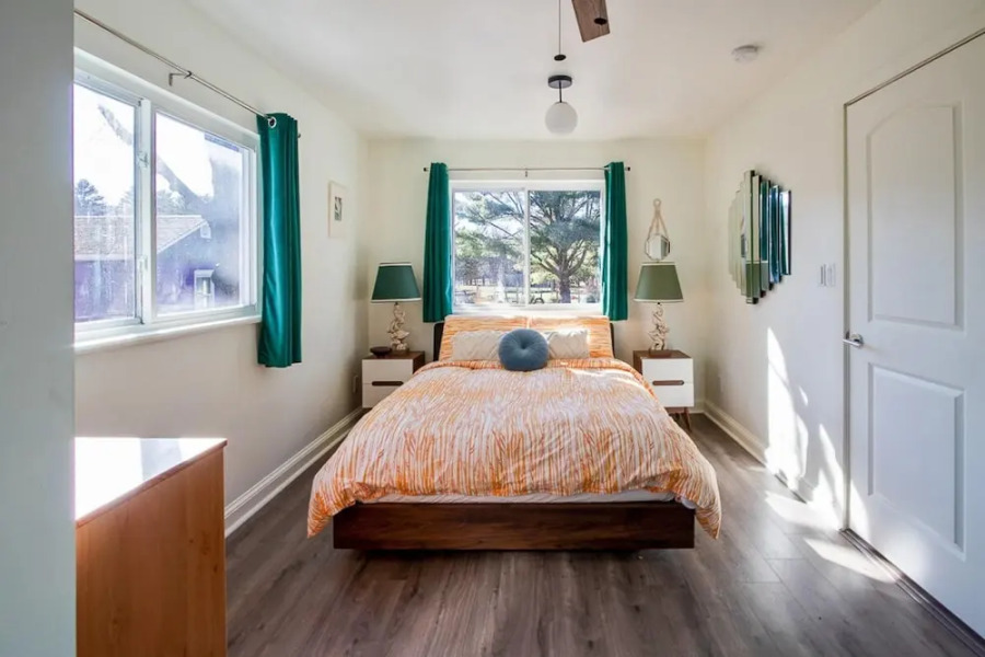 Mountain Retreat w hot tub Near Waterfalls