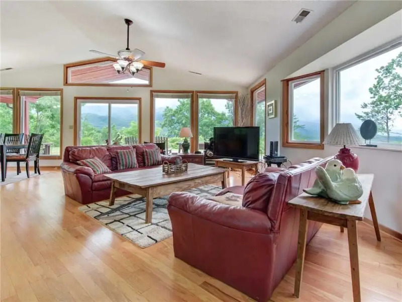 High Cotton 3 Bedroom Home with Hot Tub