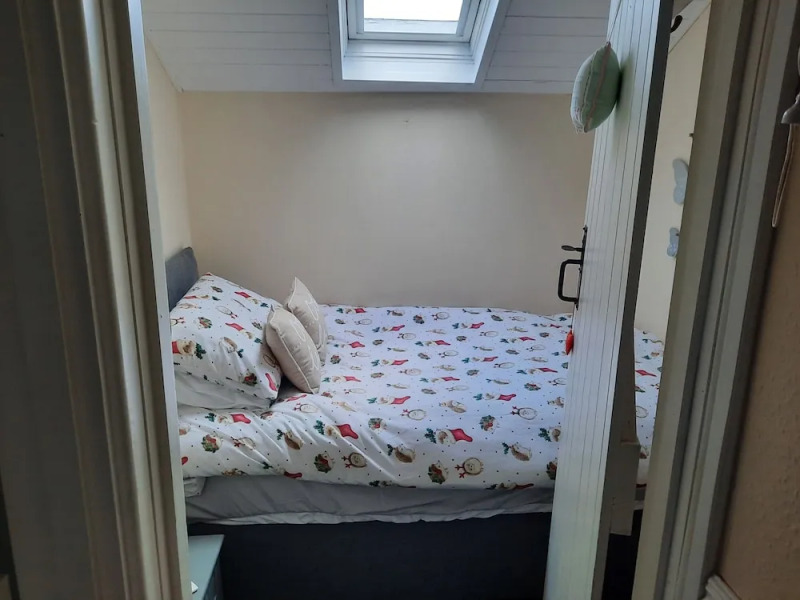 2 Bed House - Sleeps 3 - Pets - Garden - Parking
