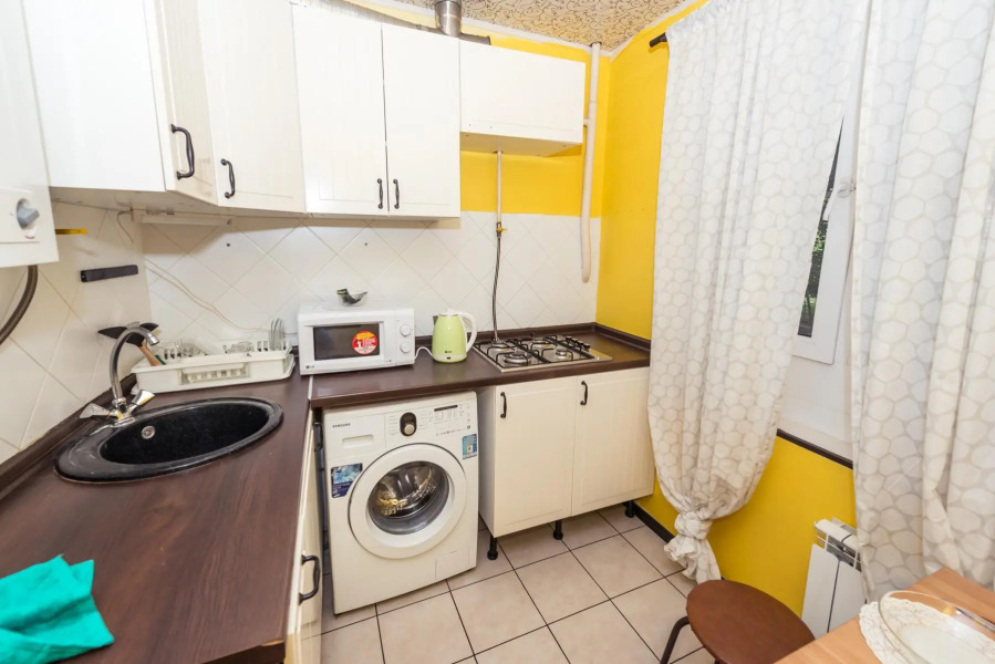 Погостим на улице Комарова 8