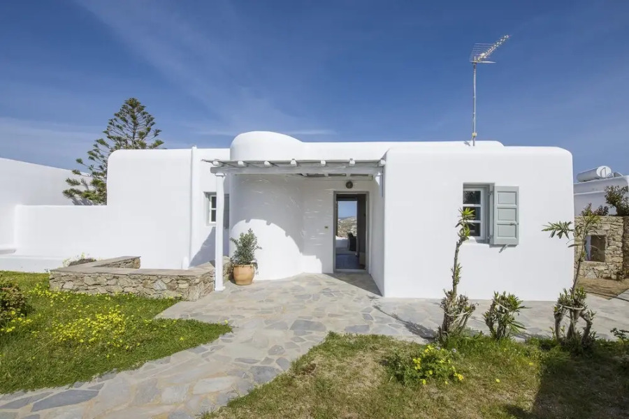 Mykonos Psarrou villa for 18 persons by VillaRentalsgr