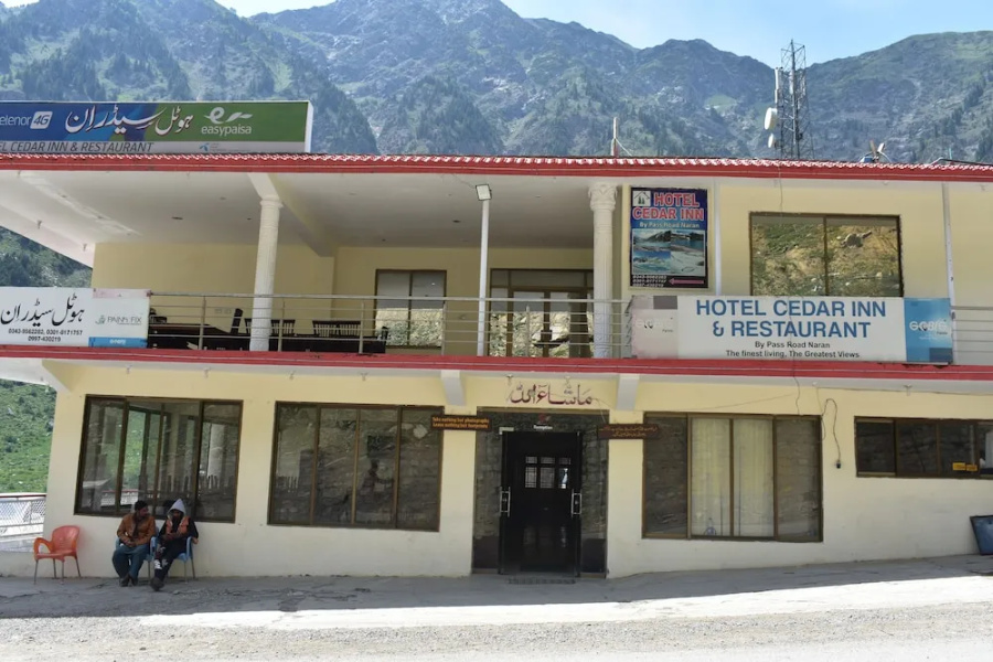 Hotel Cedar Inn