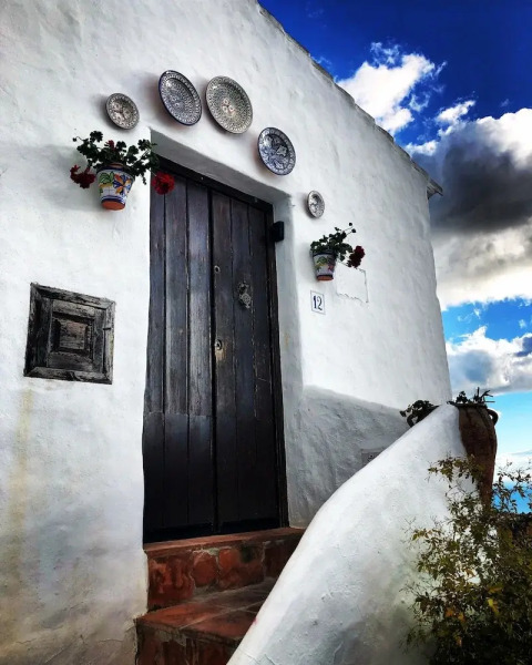 Cottage - Sleeps 4 - Pet Friendly - Patio