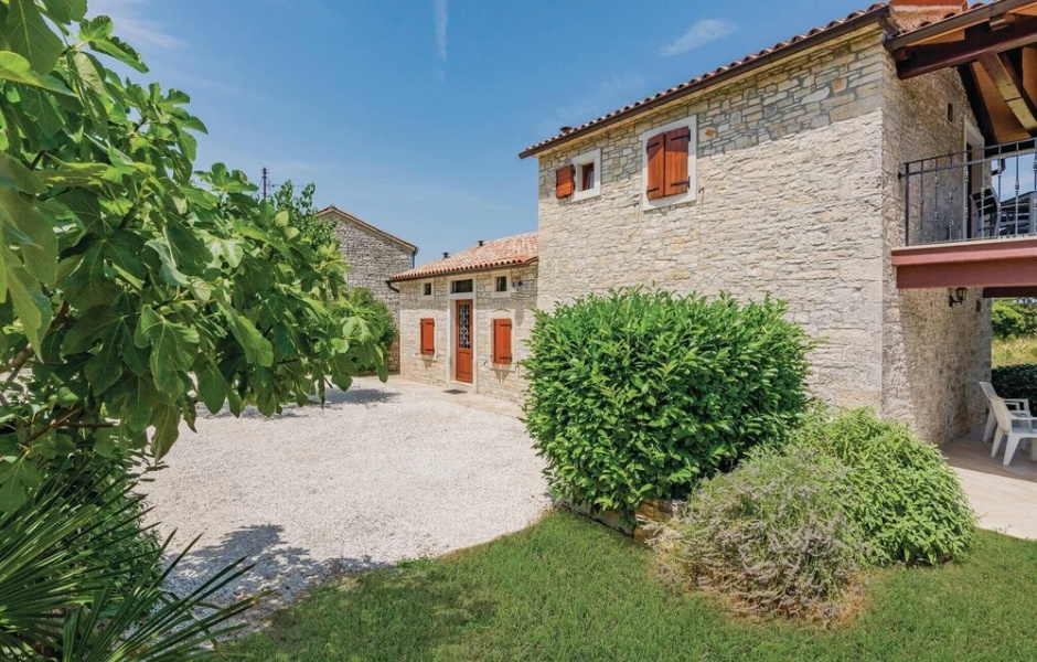 Beautiful Home in Butkovici With Wifi and 2 Bedrooms