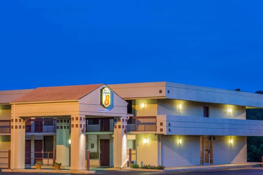 Super 8 Commerce
