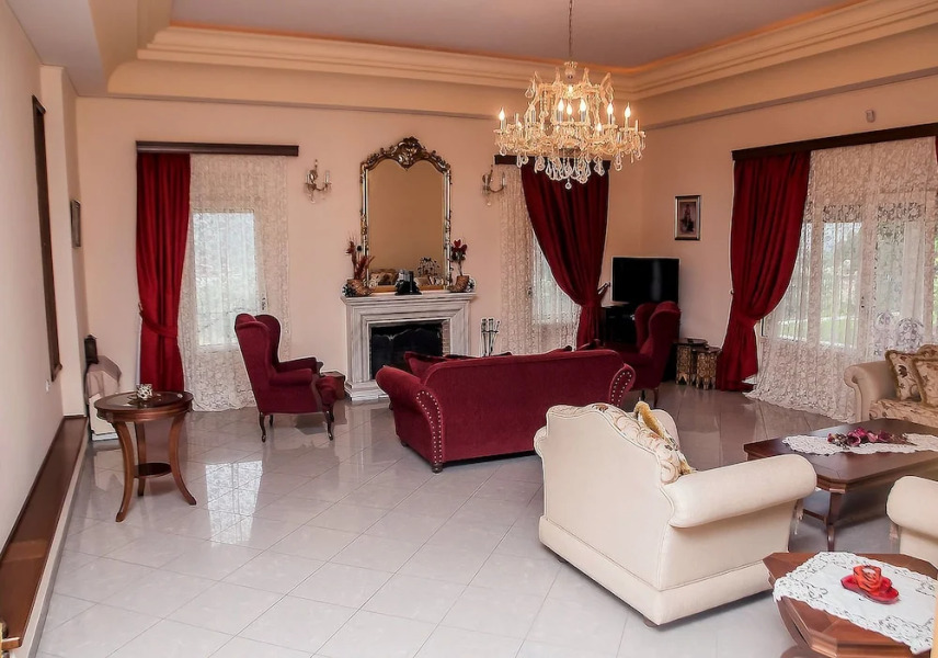 Beautiful Villa With Private Garden And Pool