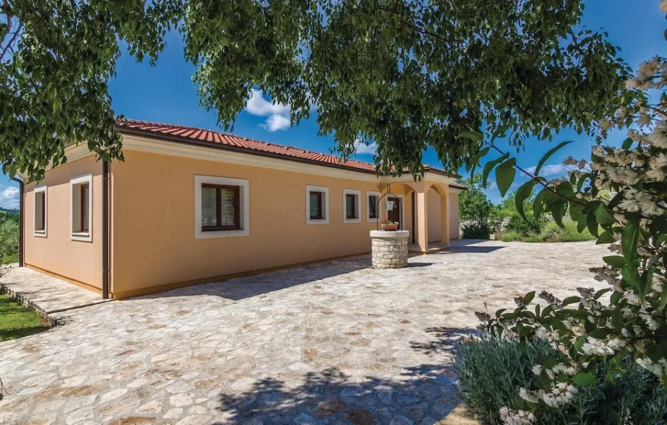 Beautiful Home in Buje With Wifi and 4 Bedrooms