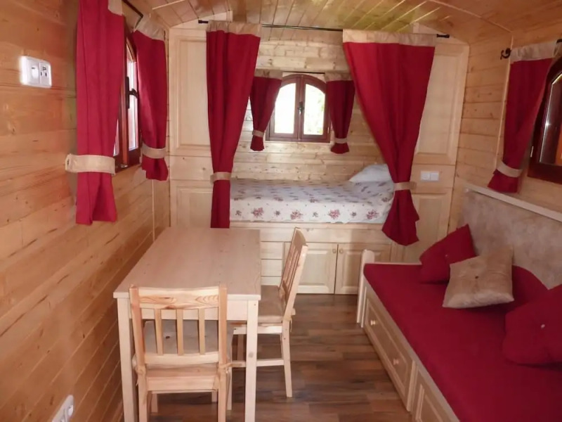 La Grange d'Emile Gites, Roulottes et Piscine