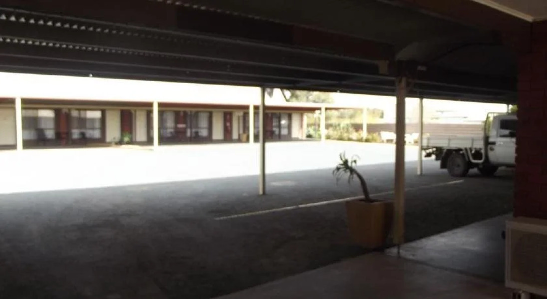 Country Roads Motor Inn