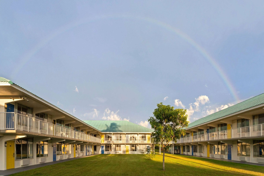 Days Inn & Suites by Wyndham Fort Pierce Midtown