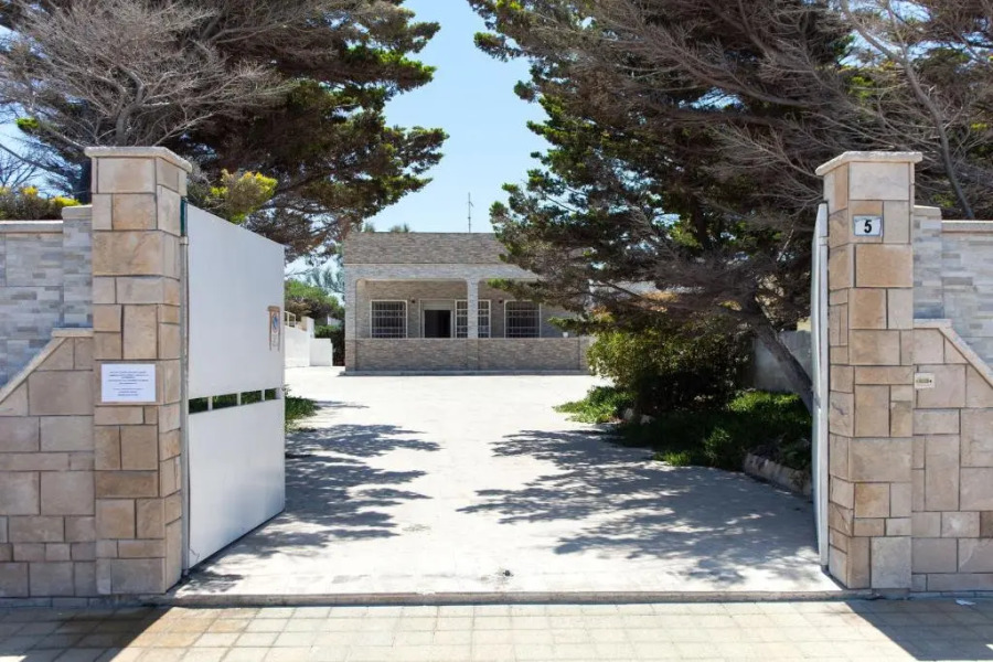 Villa fronte spiaggia con 3 camere e 2 bagni m730