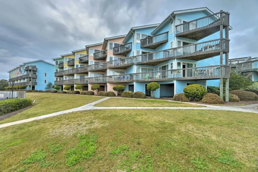 Bright Emerald Isle Condo w/ Private Beach Access!