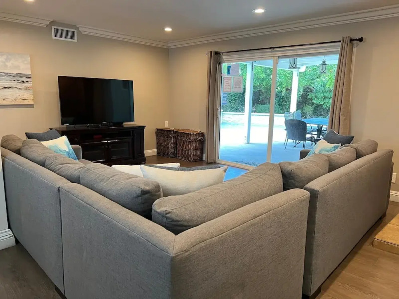 Fabulous 6 Bedroom , 4 Bath Pool W/jacuzzi Home