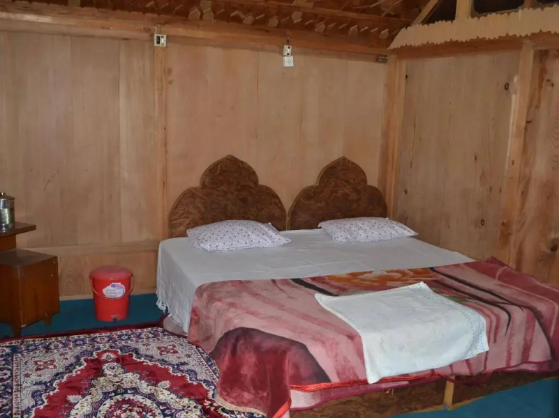 Kings Throne House boats