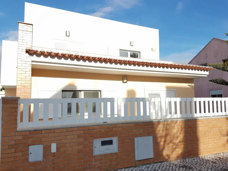 House With 3 Bedrooms in Charneca de Caparica, With Enclosed Garden an