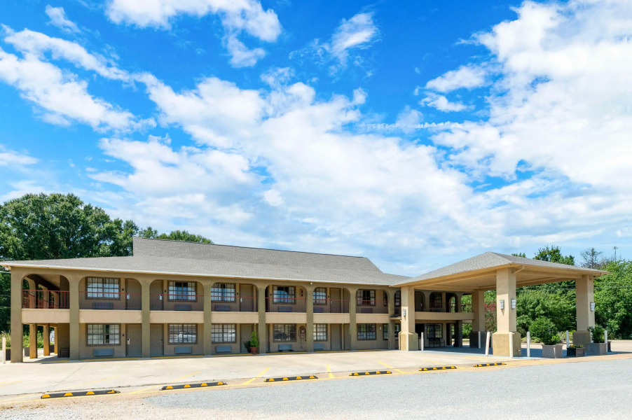 Best Western Delhi Inn