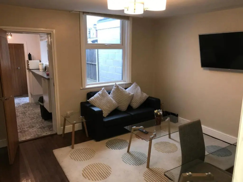 Ground Floor Contemporary 1 Bed Apartment