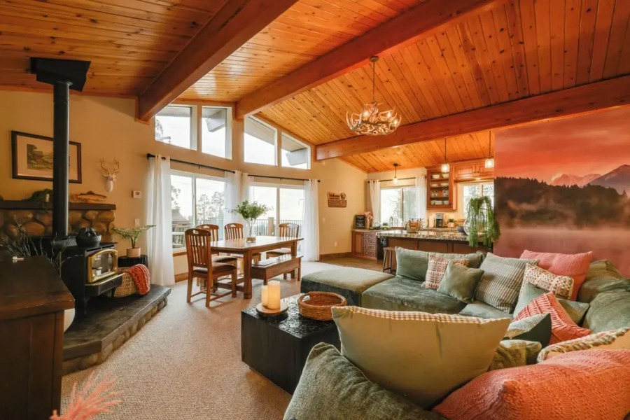 Hot Tub + Scenic Views: Luxury Twain Harte Cabin!