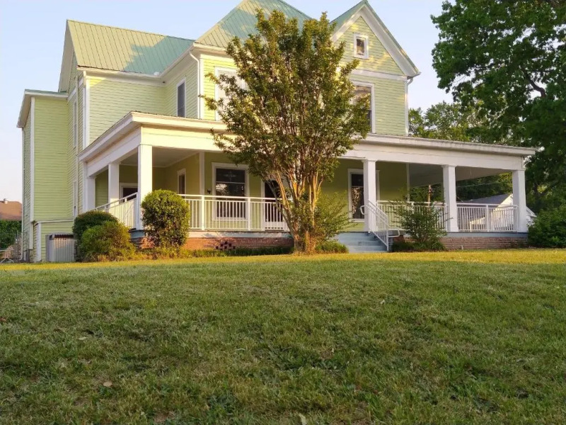 One Queen Bed Suite with full house amenities Rm 2