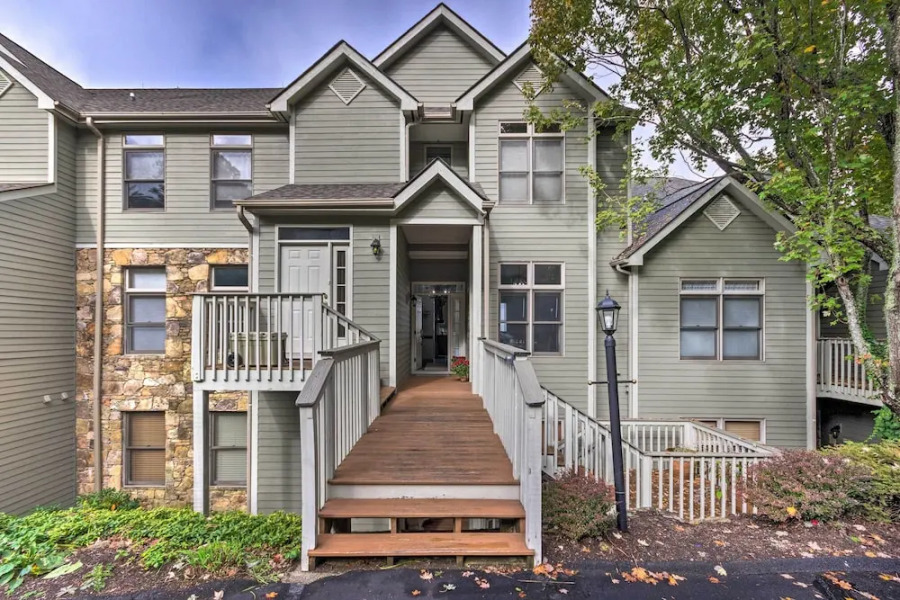 Modern Mountain-view Smokies Retreat w/ Balcony