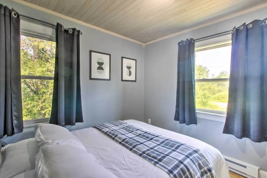 Cozy Getaway: 5 Miles to Duluth & Lake Superior!