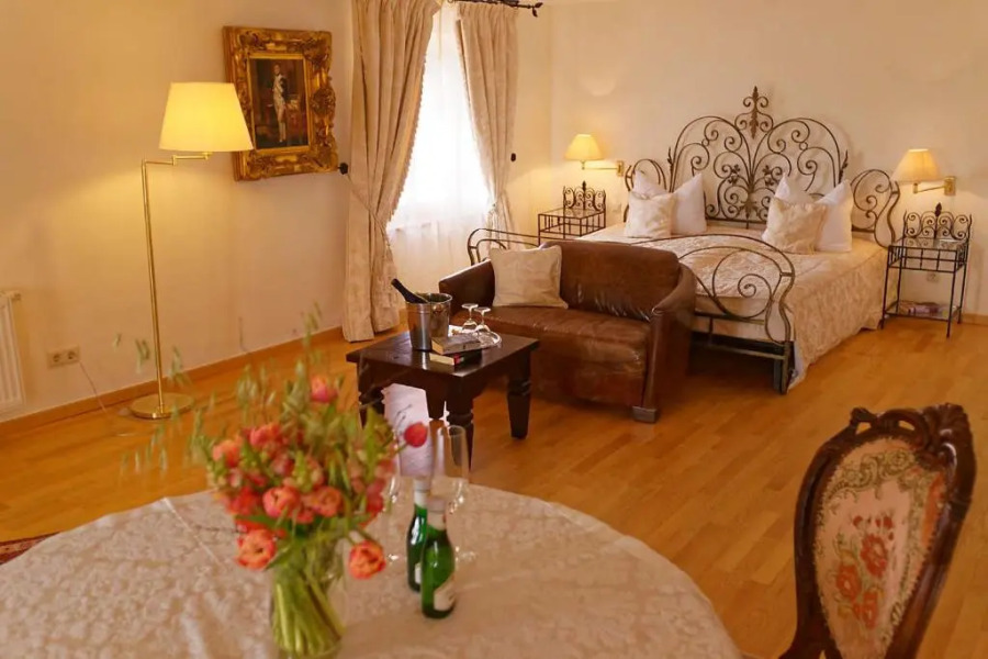 Burghaus & Villa Kronenburg